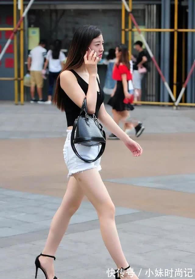 街拍 街拍美女:小姐姐的黑白风尚,简单又时尚学会了就能美上一个天