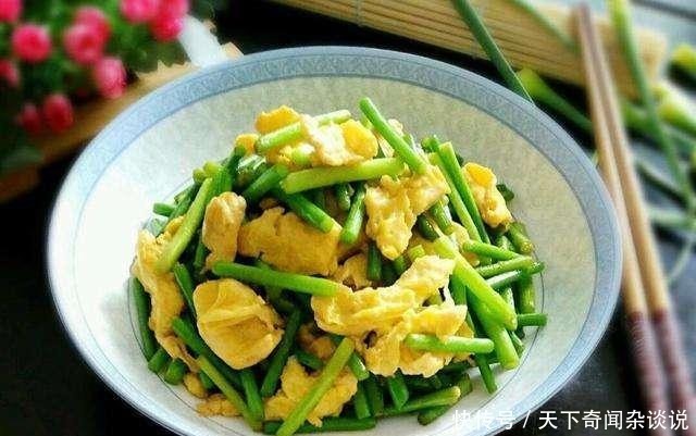 炒蒜苔前用焯水吗难怪蒜苔又硬又不入味,这样做,美味又健康