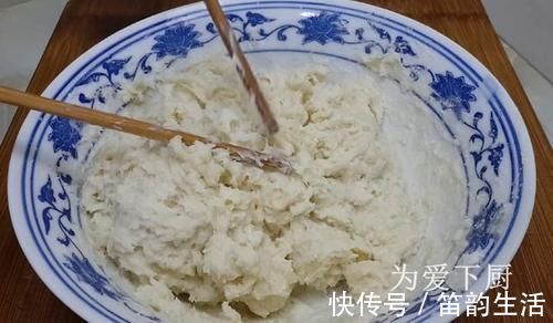 在家面粉别炸油条了，开水一烫，比蛋糕烧饼还香，真的非常美味