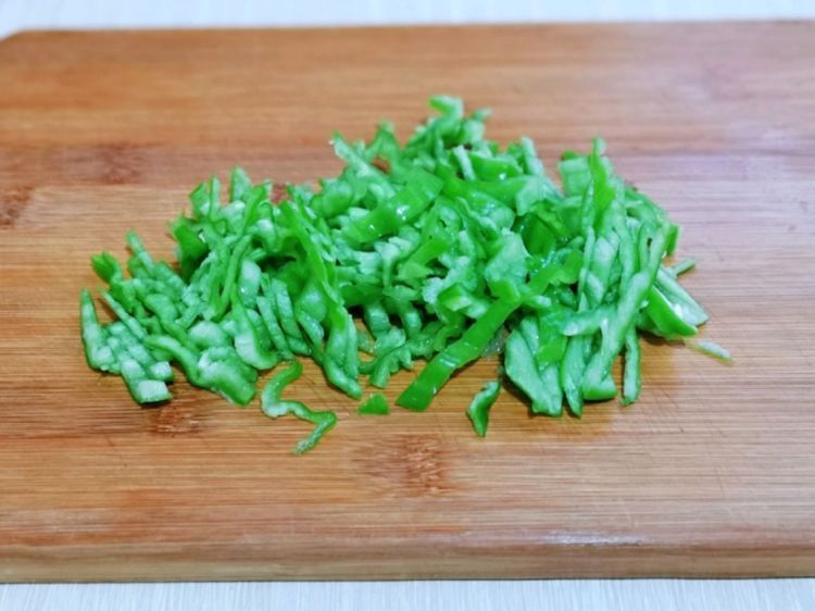 牛肉片炒青椒做法简单，和米饭太搭了，全家抢着吃