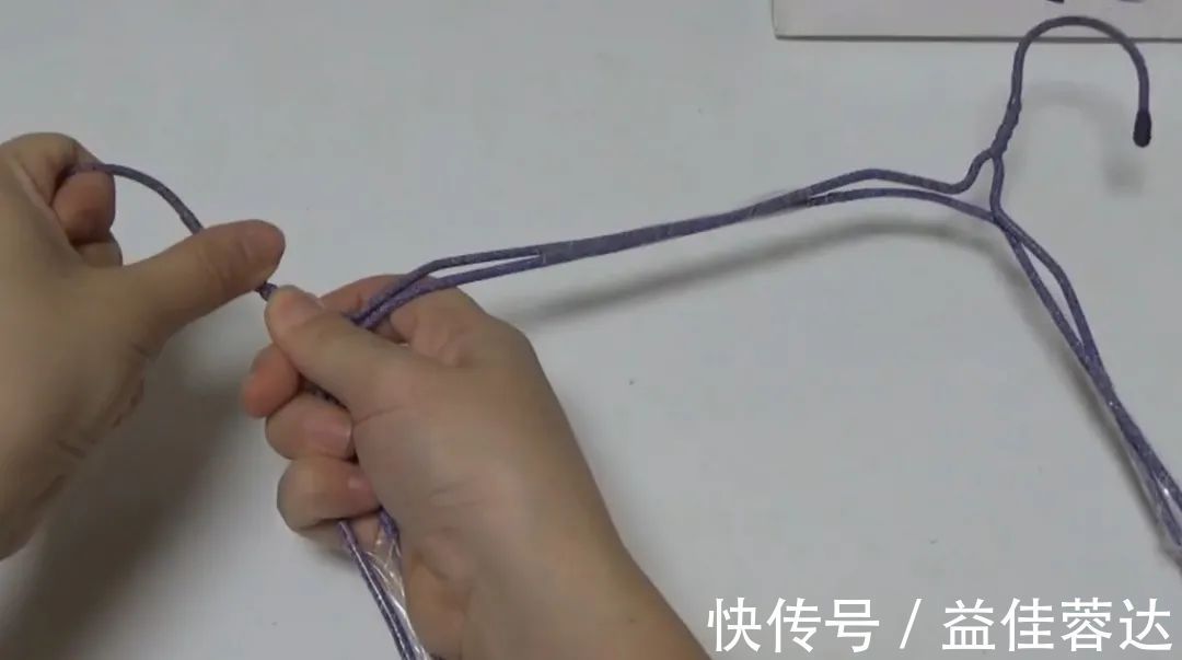 生活家:旧衣架别再扔了,折一折,放在厨房有大用处