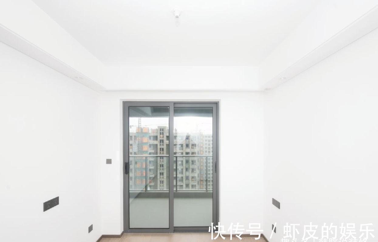 卧室|140㎡坚持穷装,光秃秃的大白墙,不做任何收纳,省钱到了极致