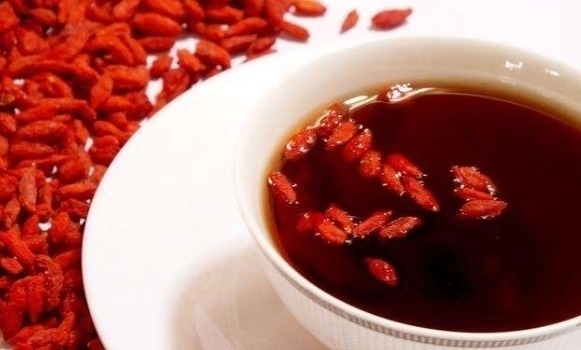 食用枸杞|枸杞和此物天生一对,晚上喝一杯,不失眠了,肝也干净了