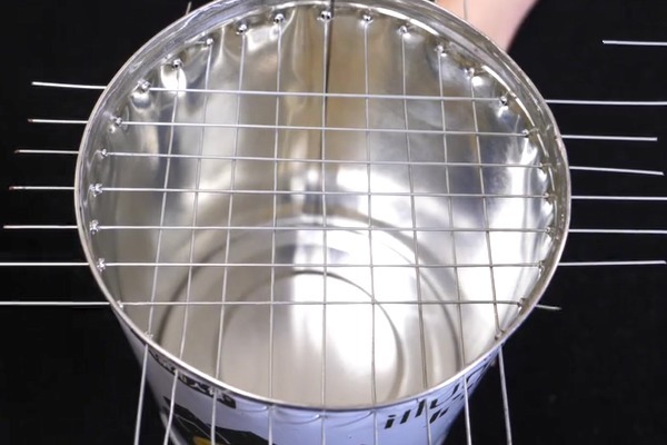 奶粉罐不要扔，在上面打几个孔放房间里，全家人都抢着用，太棒了