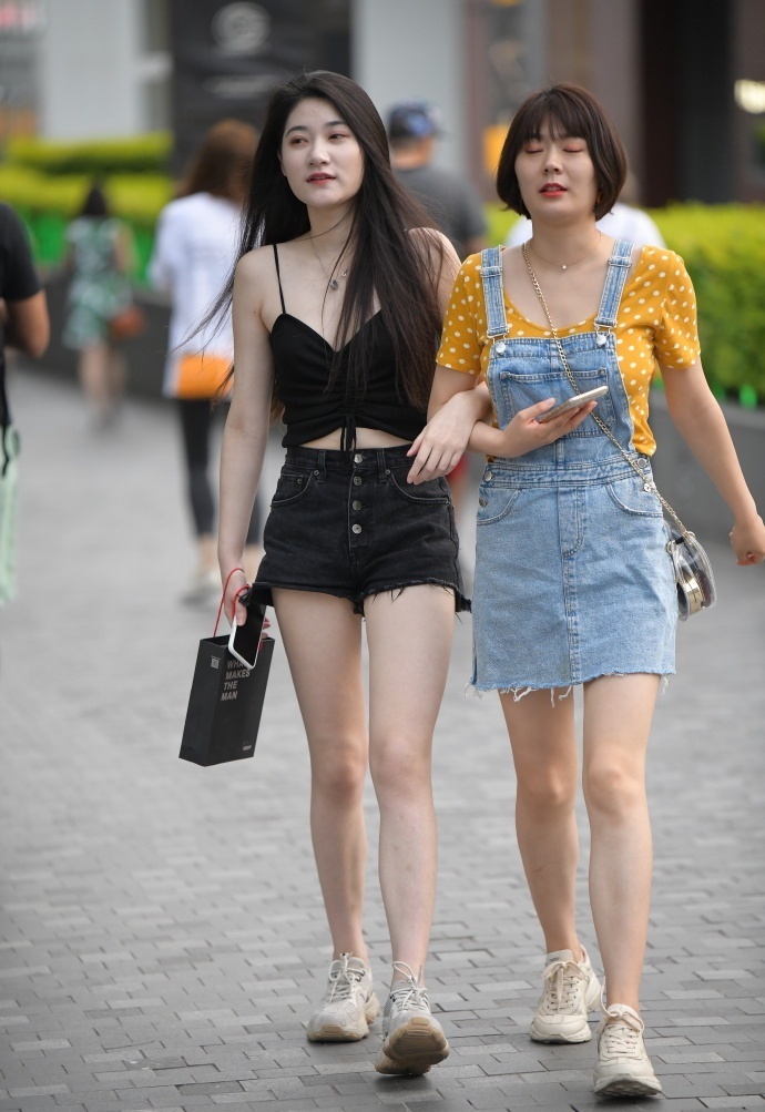 穿搭|皮肤白就可以随便穿？看完小姐姐的穿搭，一下子就明白了！