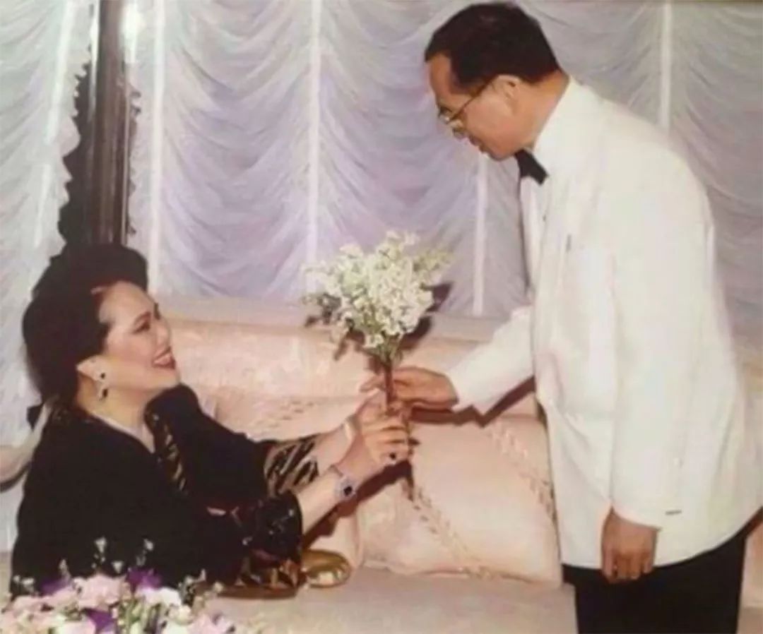 爱情故事$晚年诗丽吉低下了高傲的头,对丈夫牵手揽腰又献花,泰王被撩蒙了