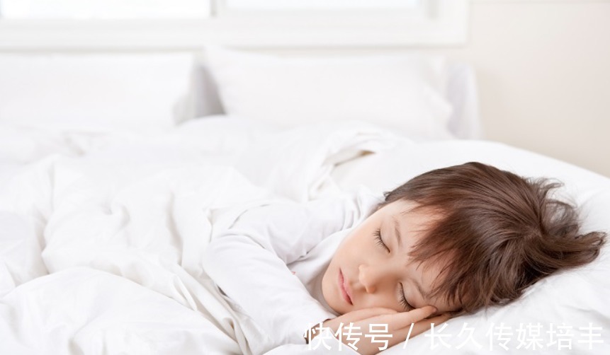 说法|“爹矮矮一个,娘矮矮一窝”,孩子身高受母亲影响,说法准确吗?