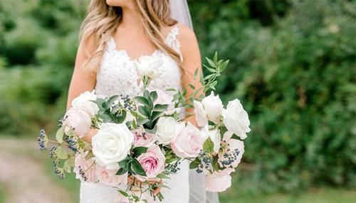 小鹿闯入婚纱照拍摄现场，抢夺新娘手中玫瑰，多么美妙的惊喜！