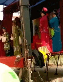 |搞笑GIF: 佟丽娅的“双层奶”引热议, 摄影师: 这到底是穿没穿啊