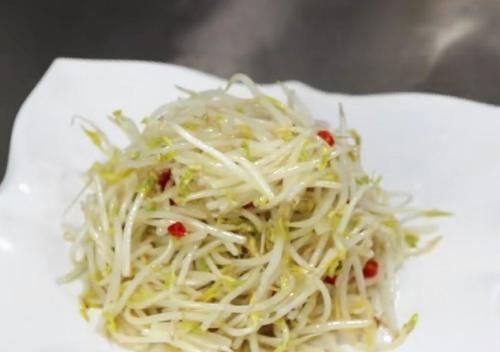 醋溜绿豆芽这样炒，做出来之后，清脆爽口，酸辣适中，全家都爱吃