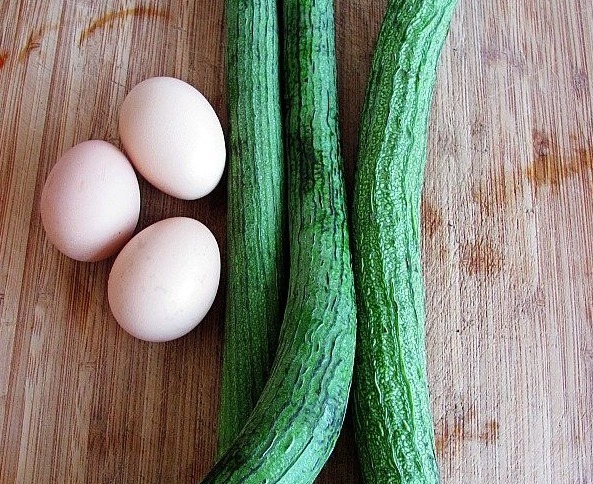 炒丝瓜时别直接下锅,牢记2个技巧,出锅翠绿不发黑,脆爽又鲜香