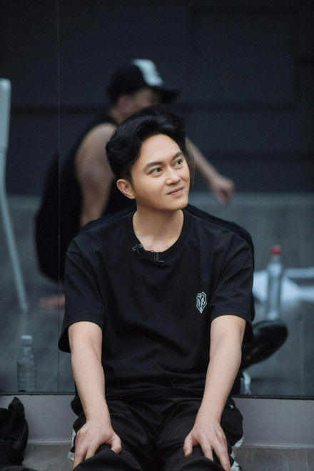 欧阳靖|《哥哥》二公备战花絮释出 陈小春表情严肃背歌词