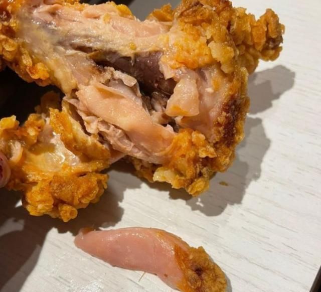 鸡肉到底熟没熟?英国男肯德基吃到生炸鸡,官方却坚称:已经熟了