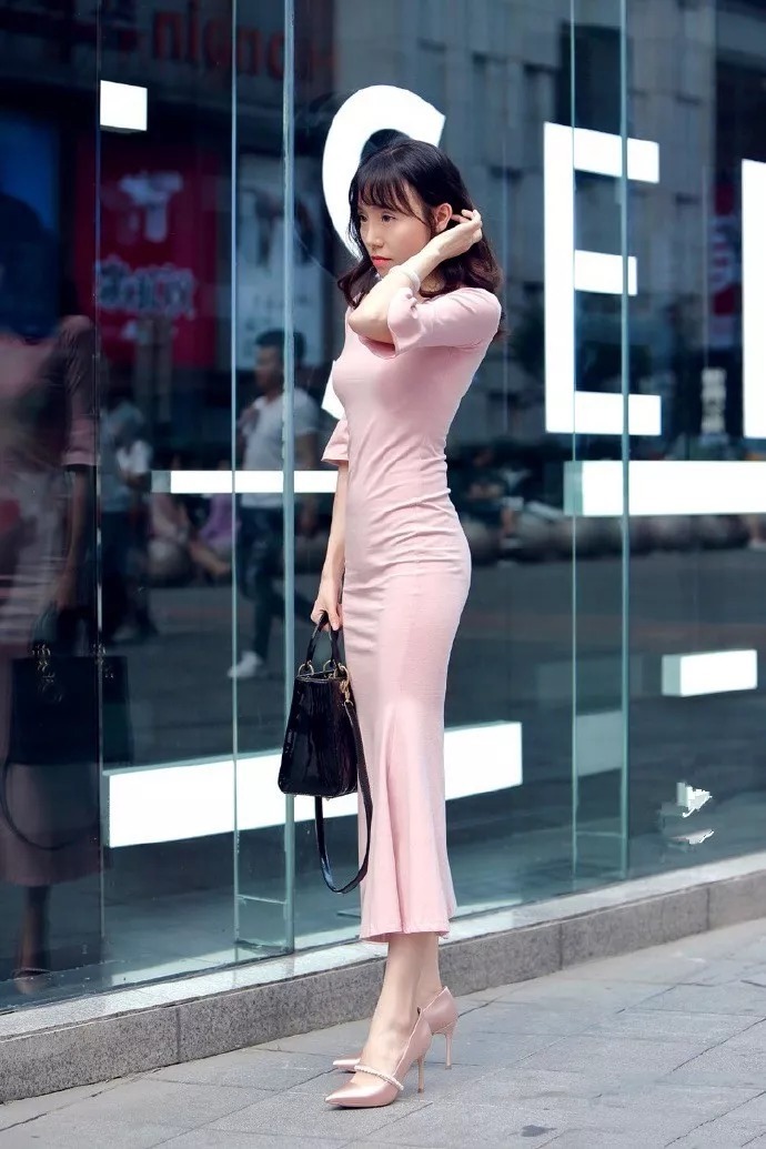 街拍时尚:女性搭配高跟鞋,显高又增加自信