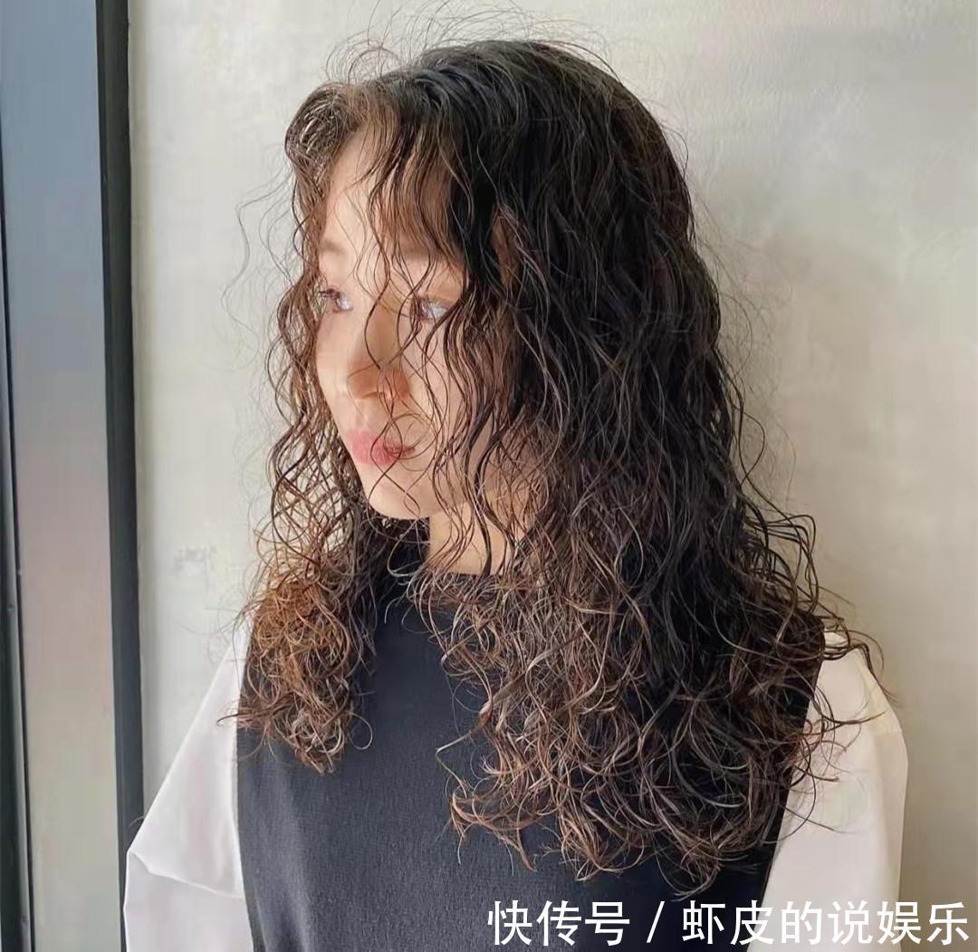 湿发 “冷烫”已经过时了?看看这种很火的湿发卷烫发,省钱又好打理