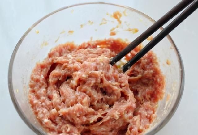 猪肉|冬天,这菜是个宝,维C比橙子还高,酿猪肉煎一煎,开胃更暖身