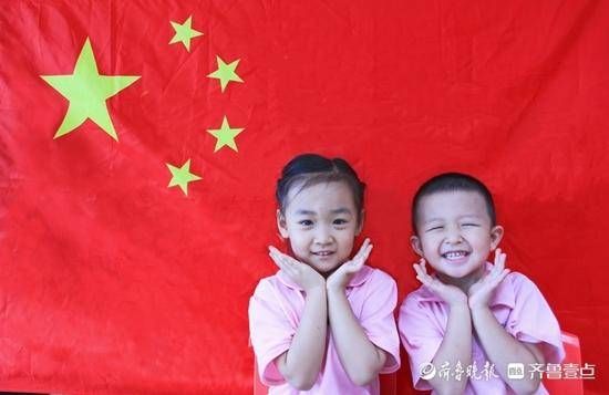 我爱你中国|东营区二幼开展我和国旗合个影主题活动