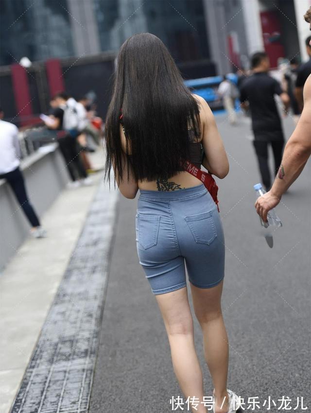 小姐姐 时尚简洁的打底裤,造型风格走在时尚前沿,随心所欲