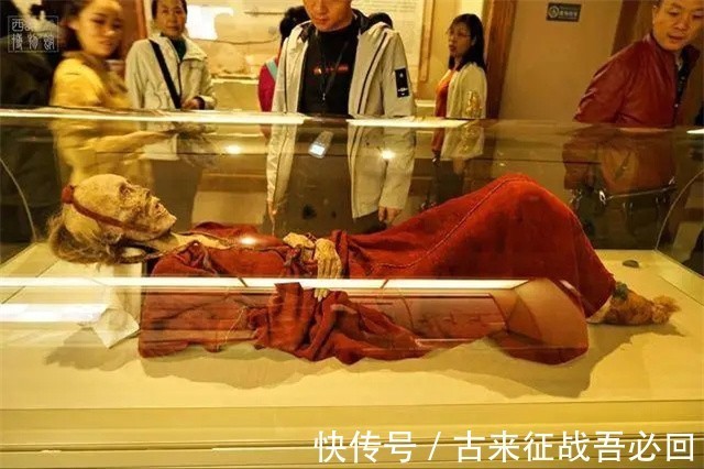 罗布泊|新疆古墓挖出千年干尸,骨骼纹路清晰,嘴唇还涂着2700年前的口红