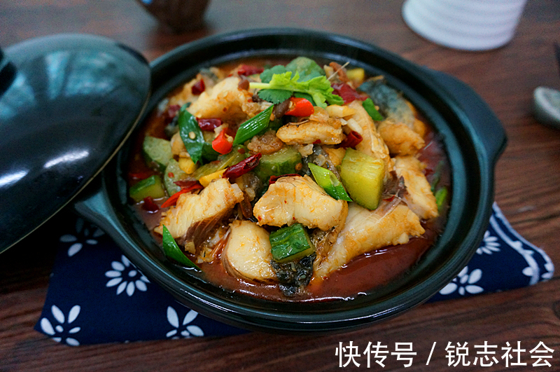 蒜苗叶|在家做香辣砂锅鱼，鲜香四溢，美味可口