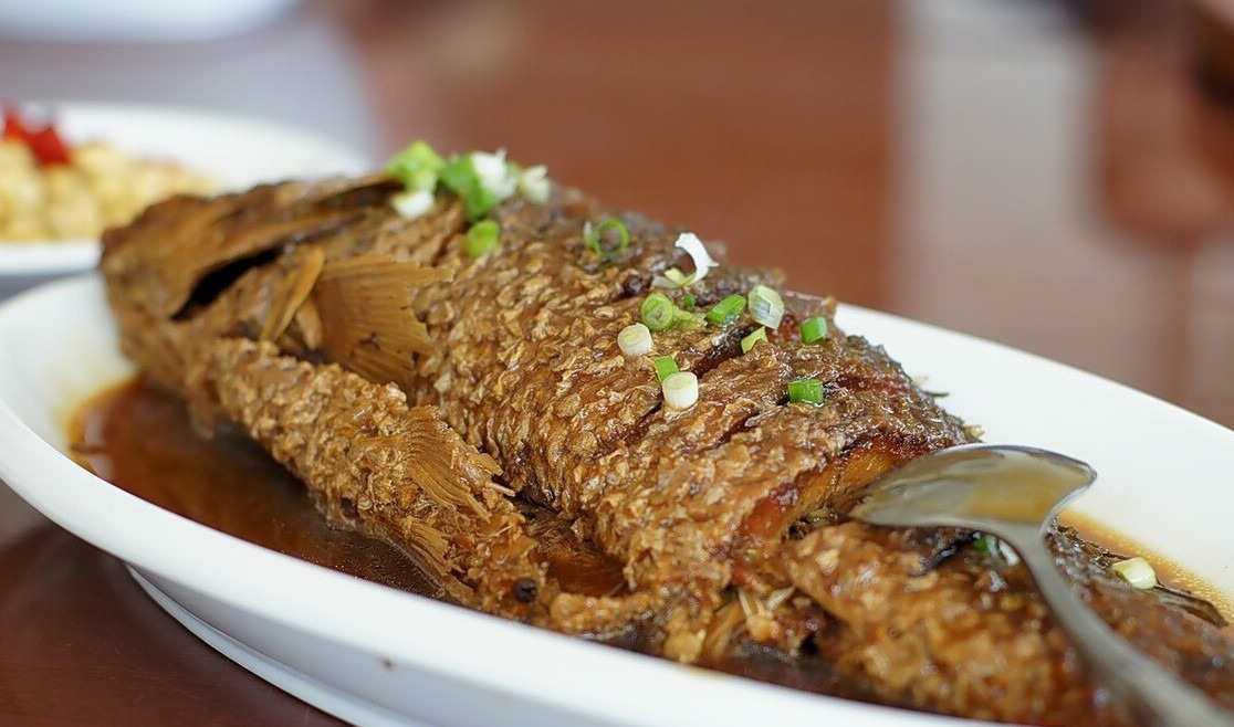 炖鱼,不要只会加料酒,多放这2样,鱼肉鲜嫩不柴,去腥效果好