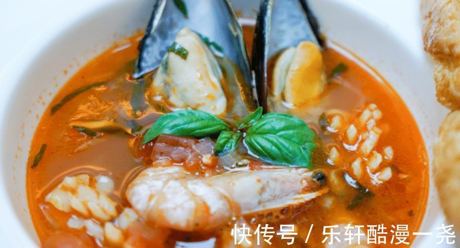 冬天就要来了,一碗美味的蔬菜海鲜浓汤,让你的心灵仿佛被治愈