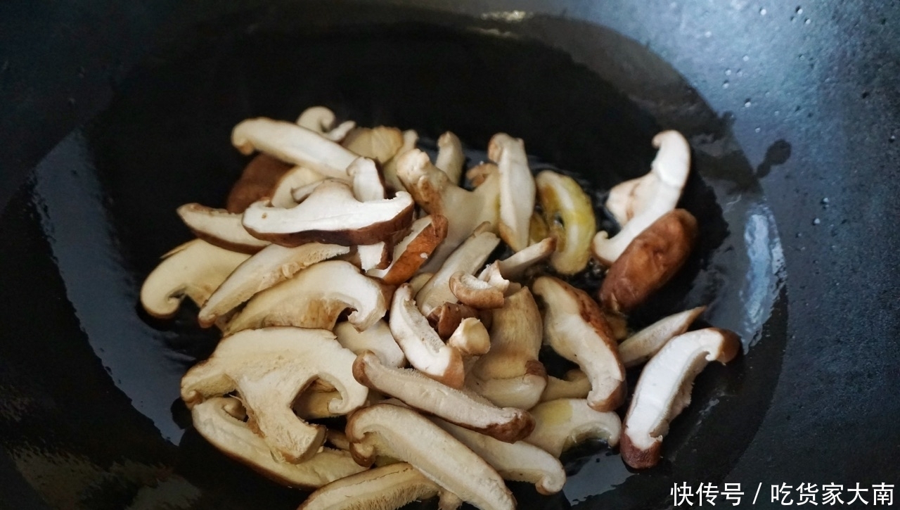 香菇和黄瓜的完美搭配,清新爽口还下饭,全家都爱吃