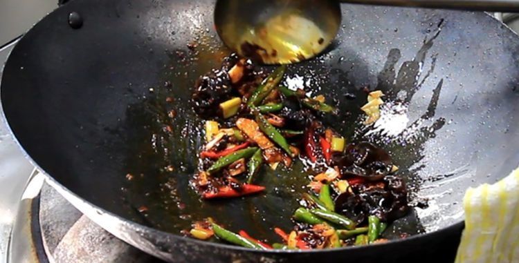 回锅豆腐怎么做鲜嫩又不破碎，厨师长教你小技巧，焦香鲜嫩又营养