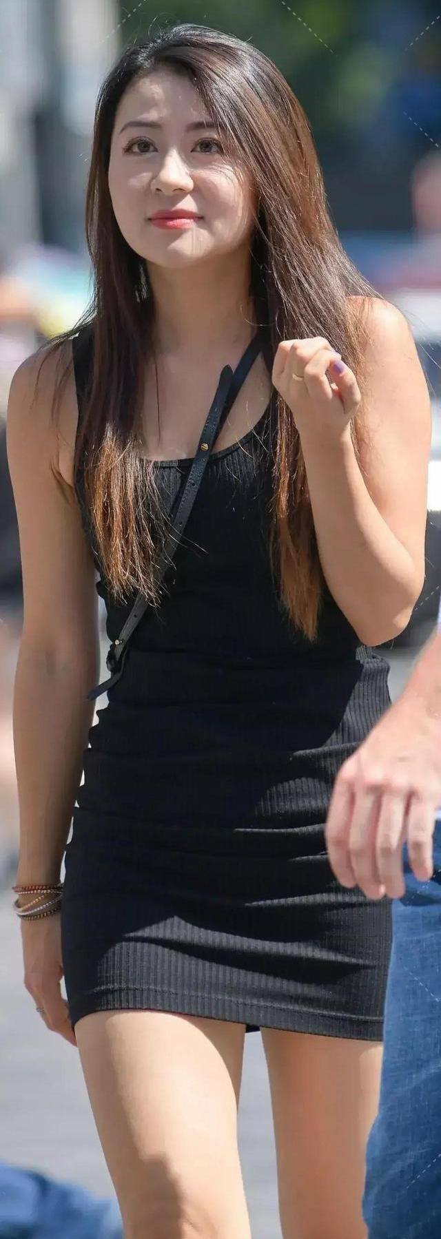 臀裙 高跟鞋配黑色包臀裙,彰显小姐姐的少女心,深受直男的青睐