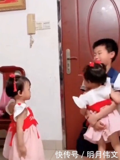 男孩子|妈妈本想生个女儿,却生了三胞胎,大宝放学时,家门都要进不来了