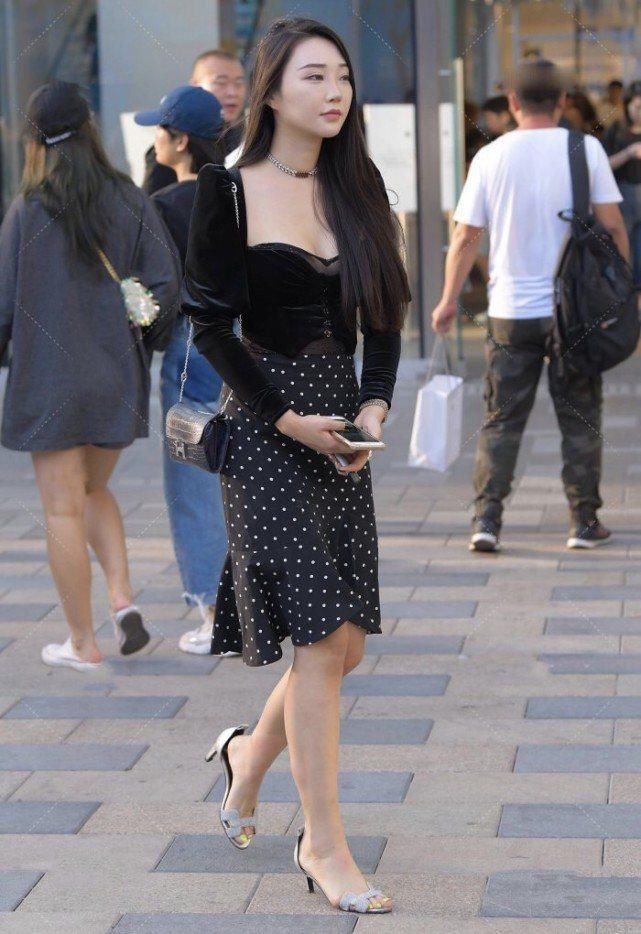 包臀裙|黑色低领上衣彰显复古气息，斑点裙子搭配银质高跟鞋宛如一位贵妇
