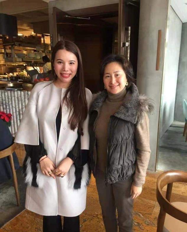 高级感|何超琼参加富婆宴会,土味花外套穿出高级感,同框小鲜肉笑容满脸