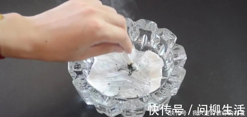 为什么喜欢抽烟的人都说不要向烟灰缸里倒水?