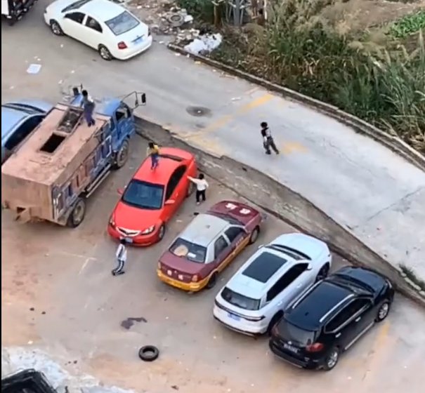 停车场变成游乐园？熊孩子在车顶玩闹，出了事情谁负责？