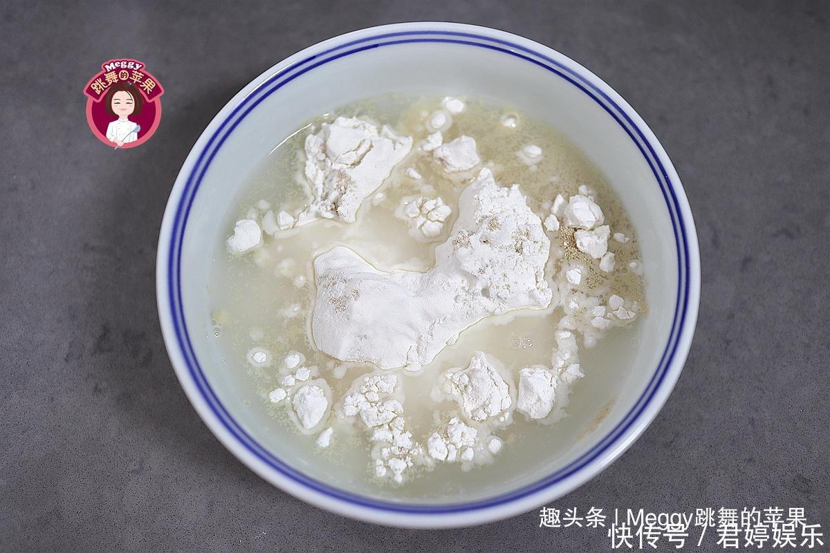 柔软香甜的小面包,加1把果干,儿子特爱吃,外面根本买不到