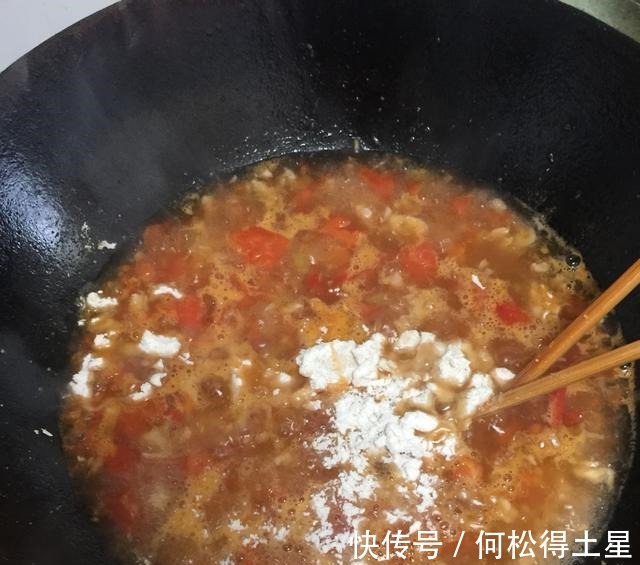 秋葵|酸爽可口的西红柿疙瘩汤在家做,口感筋道,营养丰富还好吃!