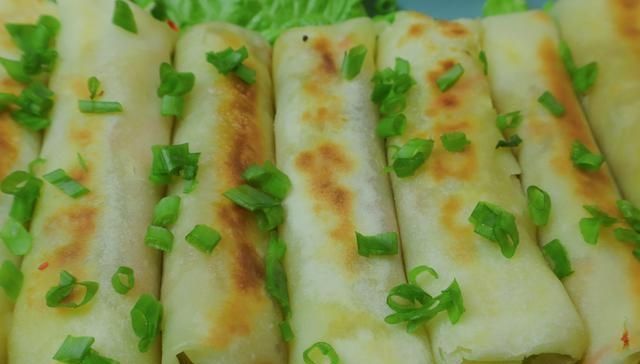 饺子皮别包饺子了,试试这种特色做法,一卷一烙,出锅被抢光