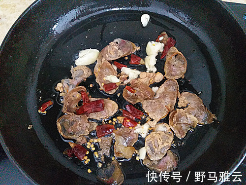 苦瓜新花样吃法,和此物一炒,才上桌全家抢着吃,比苦瓜炒鸡蛋香