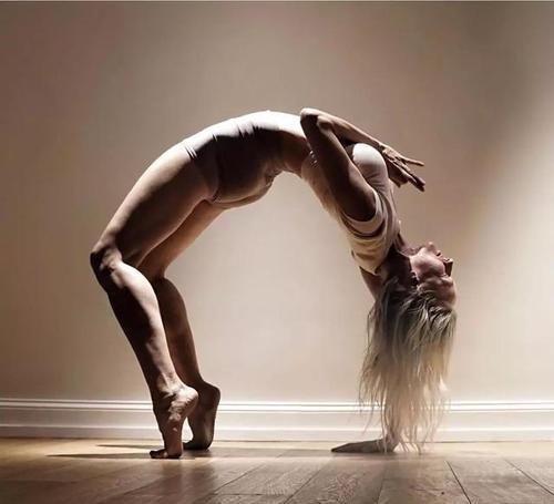 j她们用瑜伽告诉你，美丽与年龄无关，什么时候开始都不晚