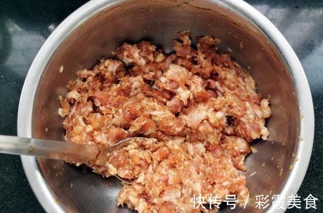 调猪肉馅时,有人先放油有人最后放油?大厨教我正确做法,特香