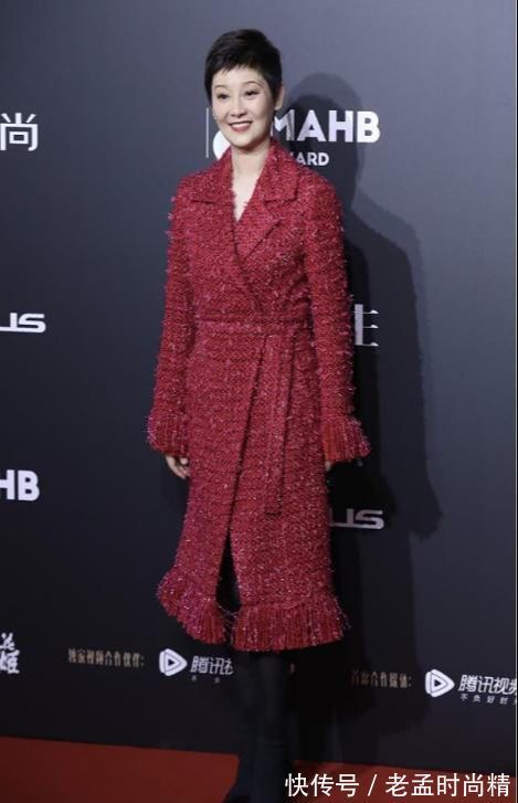 中年|中年女人穿衣典范！流苏风衣衬白皮肤，鱼尾纹明显依旧美