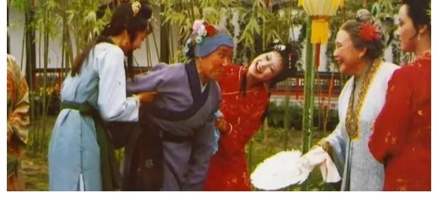 王夫人|《红楼梦中》面对贫困的刘姥姥，贾母只送几件旧衣裳，为何王夫人却豪掷100两？