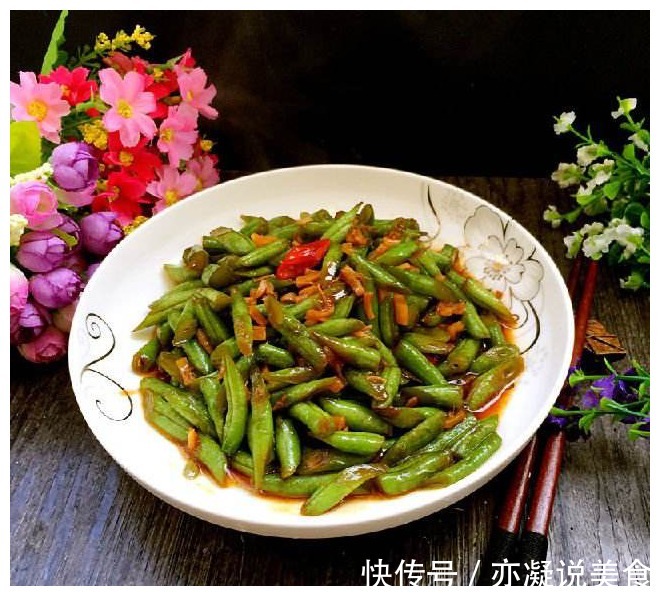 别再傻傻的干炒四季豆啦,加点酱进去是真香,搭配猪肚堪称一绝!