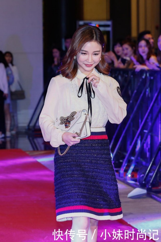 雪梨虽是网红出身，但穿着还挺大气，看来当了老板之后就是不一样