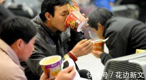 素质|妈妈带孩子在高铁上吃泡面，被指责没素质，网友一边倒：骂得对