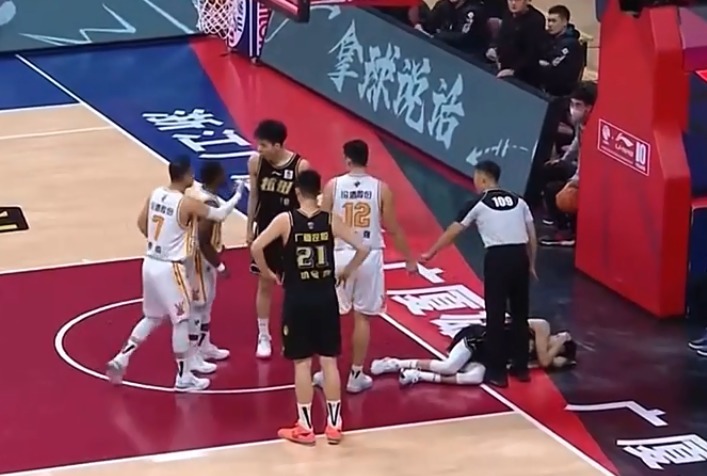 肘击|重罚费尔德!故意肘击赵岩昊后脑勺,裁判没吹犯规或遭篮协处罚
