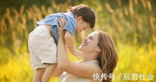 衣服|再穷也别让娃穿别人的旧衣服,省下的是小钱,毁了的是他一生