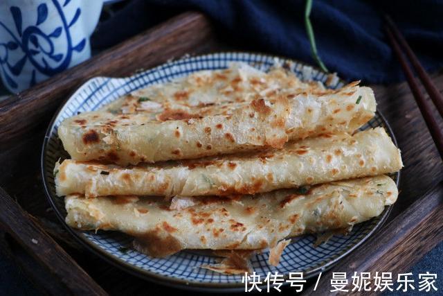 面团|大厨技巧教你做葱油饼,不用烫面照样外酥里软,很省事