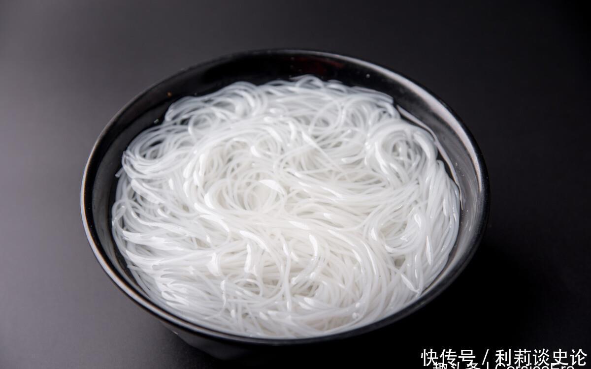 炒粉丝,最忌焯水后直接炒,多做1步,粉丝根根顺滑,还不结团