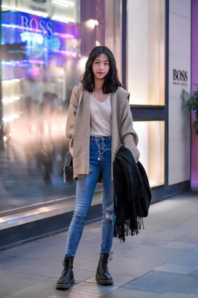 精美牛仔裤充满青春活力的感觉，在修身的同时穿起来特别帅气